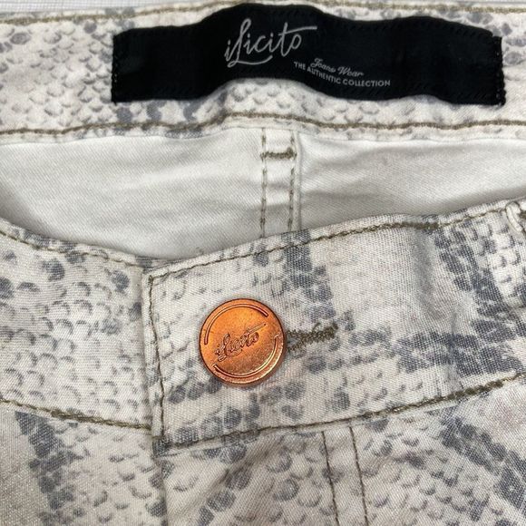 iLicito Jeans Wear Authentic Collection White Gray Snakeskin Print Pants Jeans - Picture 8 of 14